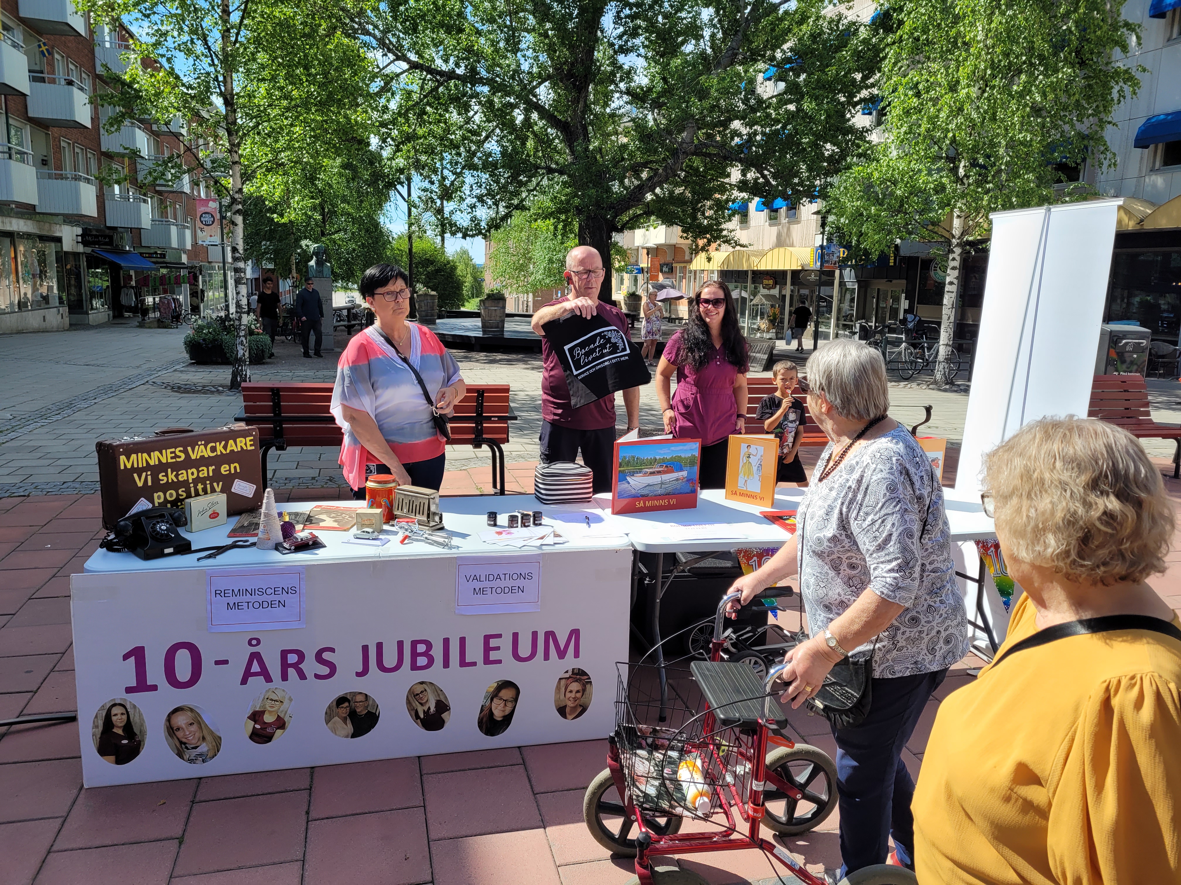 En varm solig sommar dag i Juli firade vi 10-års jubileum, där vi stod på Byxtorget och delade ut en fin tygpåse med lite gott i. Vi informerade även om våra tjänster som vi utför. Ett mycket trevligt dag blev det.